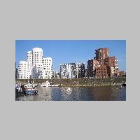 Frank Gehry, Neuer Zollhof im Düsseldorfer Medienhafen, photo by Fundistephan, Wikipedia.jpg